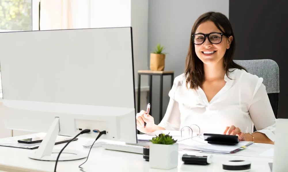 Mujer feliz con la aprobación de un crédito hipotecario