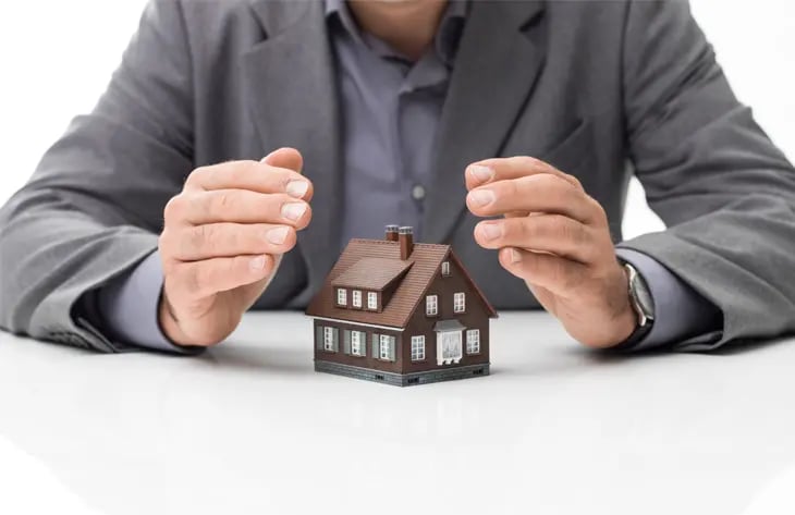 Asesor hipotecario con una casa