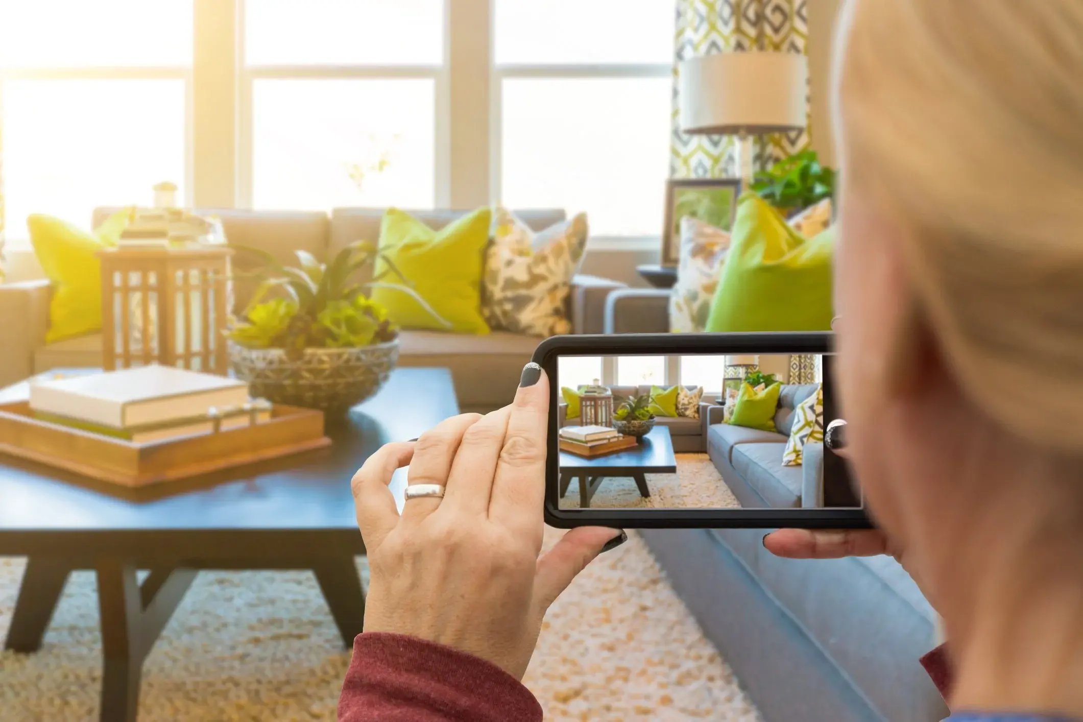 Mujer tomando una foto para remodelar una vivienda