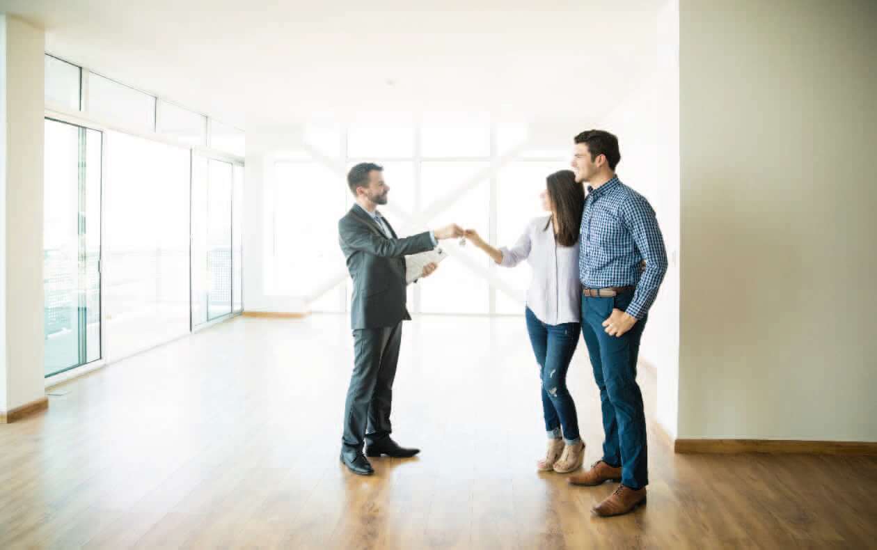 Pareja recibiendo las llaves de una vivienda