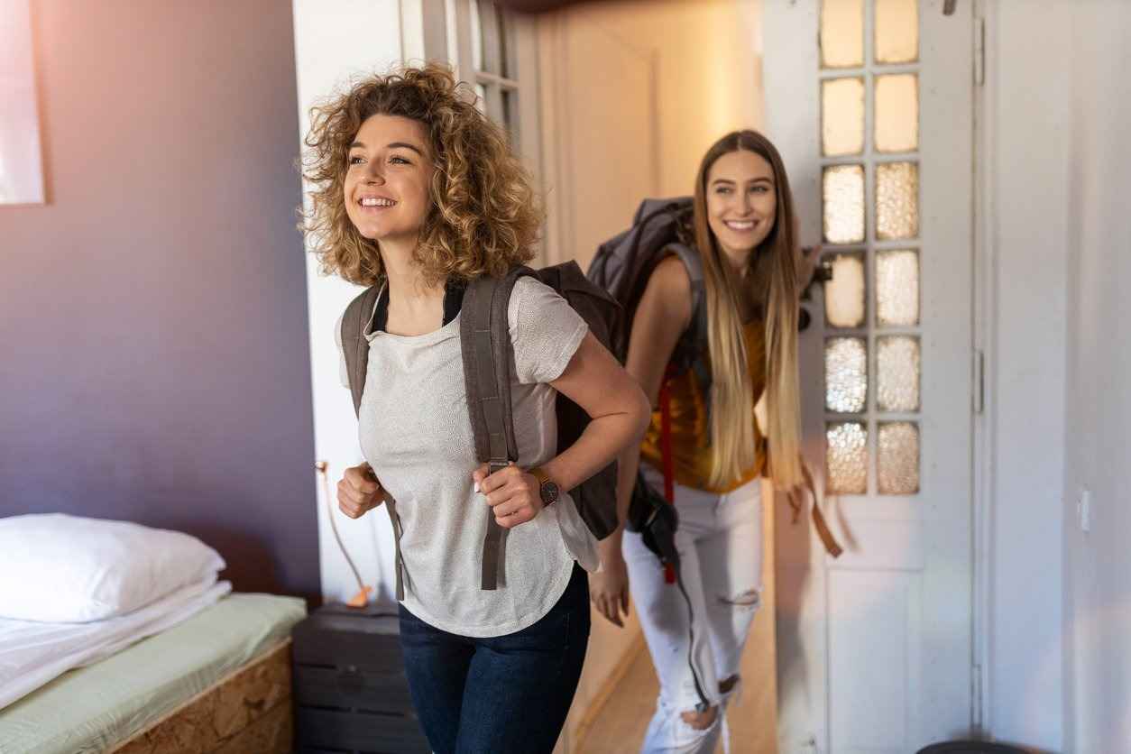 Mujer en su nueva vivienda