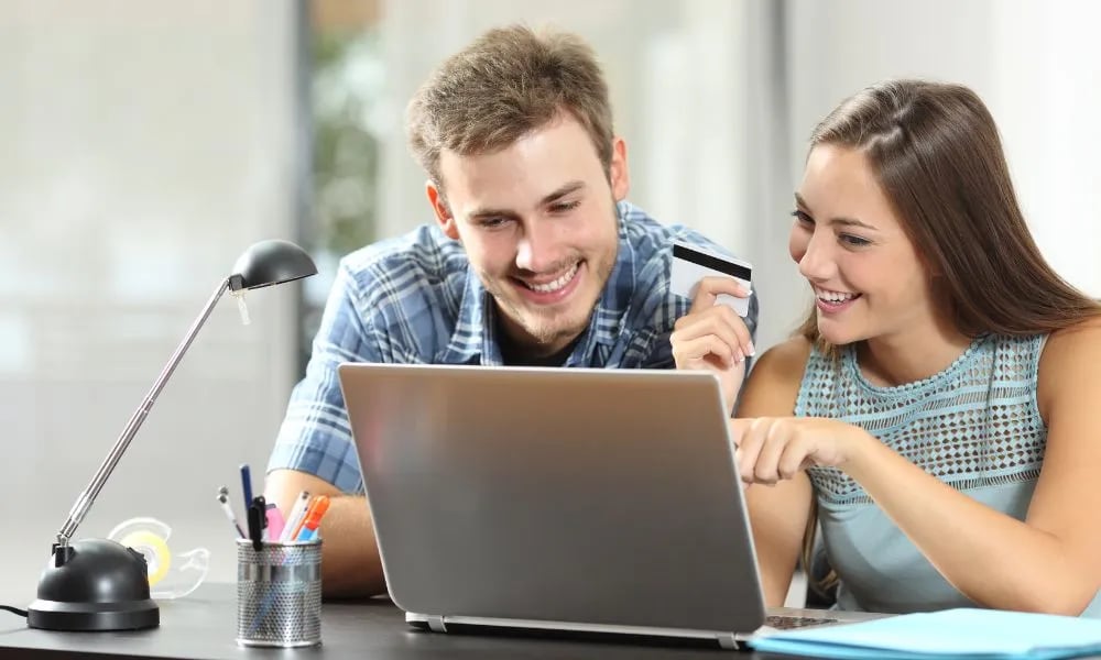 personas solicitando crédito hipotecario en línea