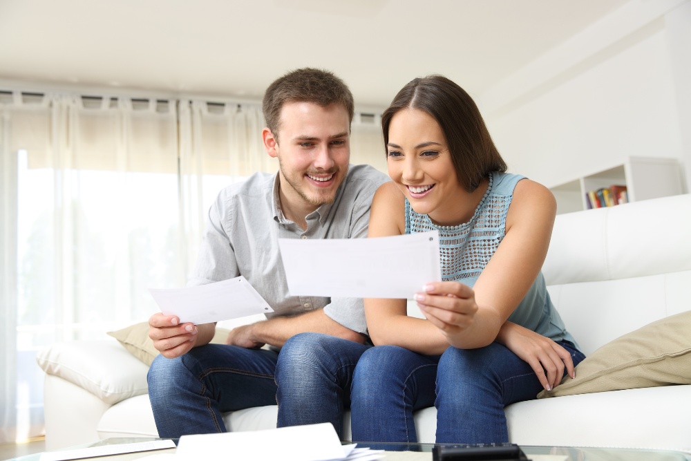 Pareja revisando su historial crediticio