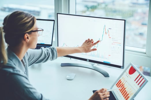 Persona revisando el indice de dinero de una empresa