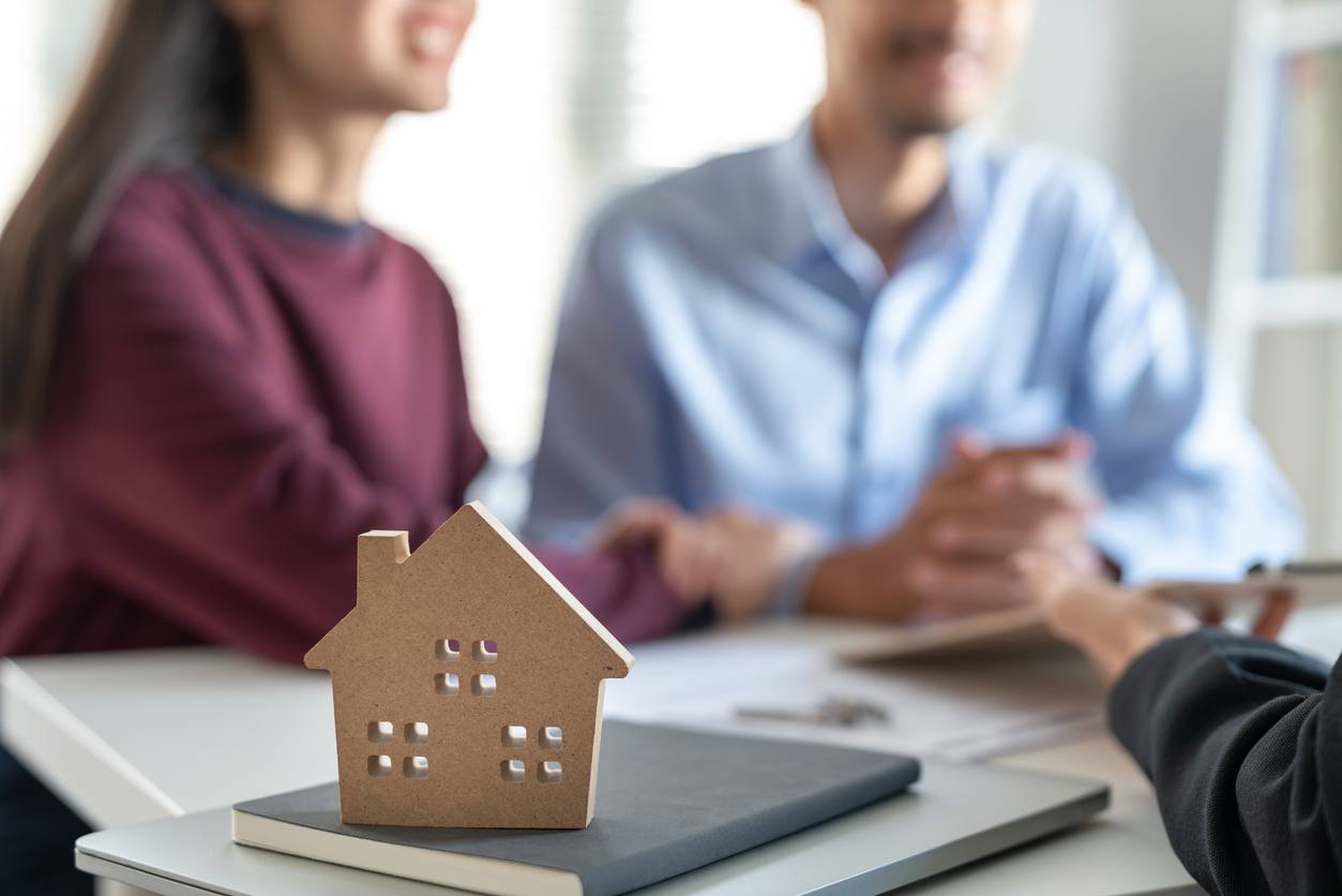 Pareja comprando su primera casa