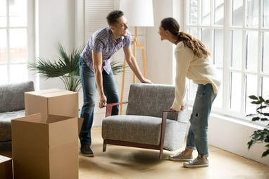 Pareja remodelando la sala de una casa