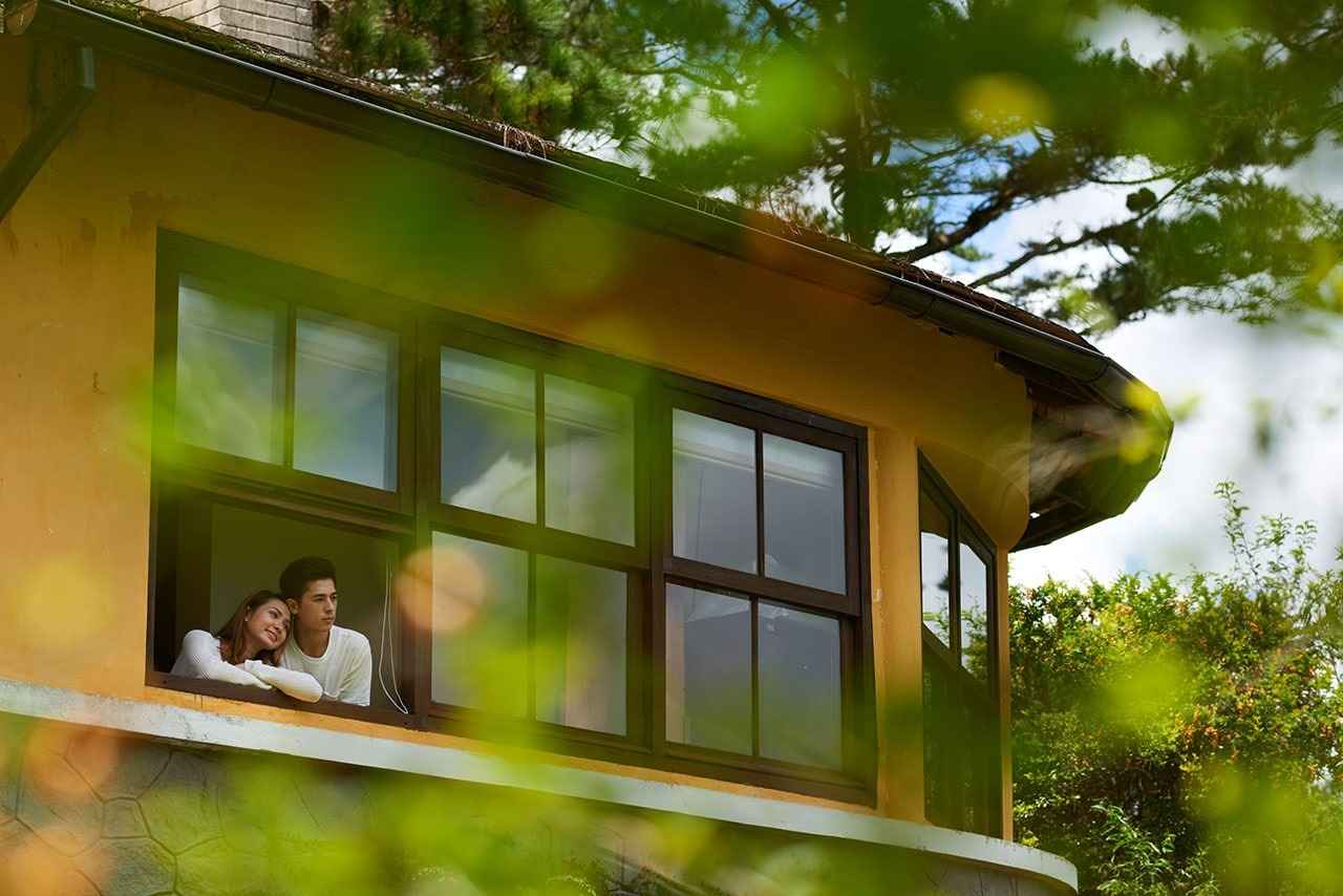 Familia en una ventana