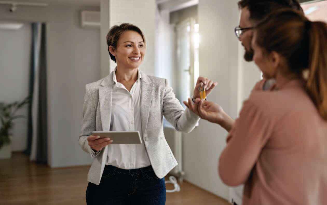 Familia feliz recibiendo las llaves de una casa