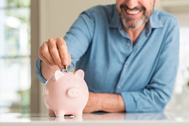 Hombre ahorrando para la compra de su casa