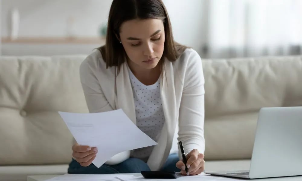 Mujer revisando su historial crediticio