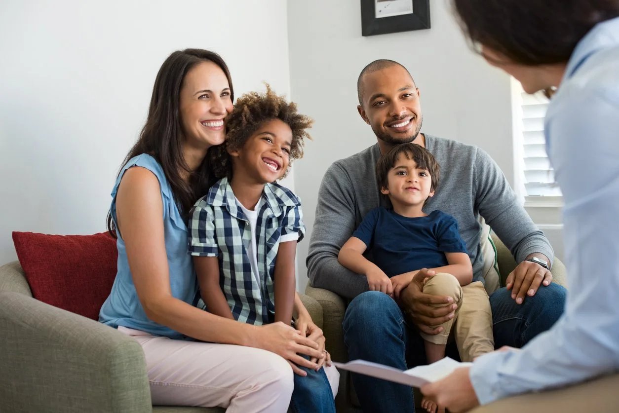 Familia contratando un seguro para crédito hipotecario