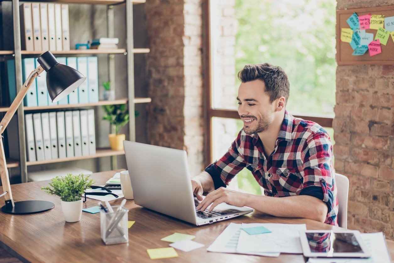 Hombre buscando vivienda por internet