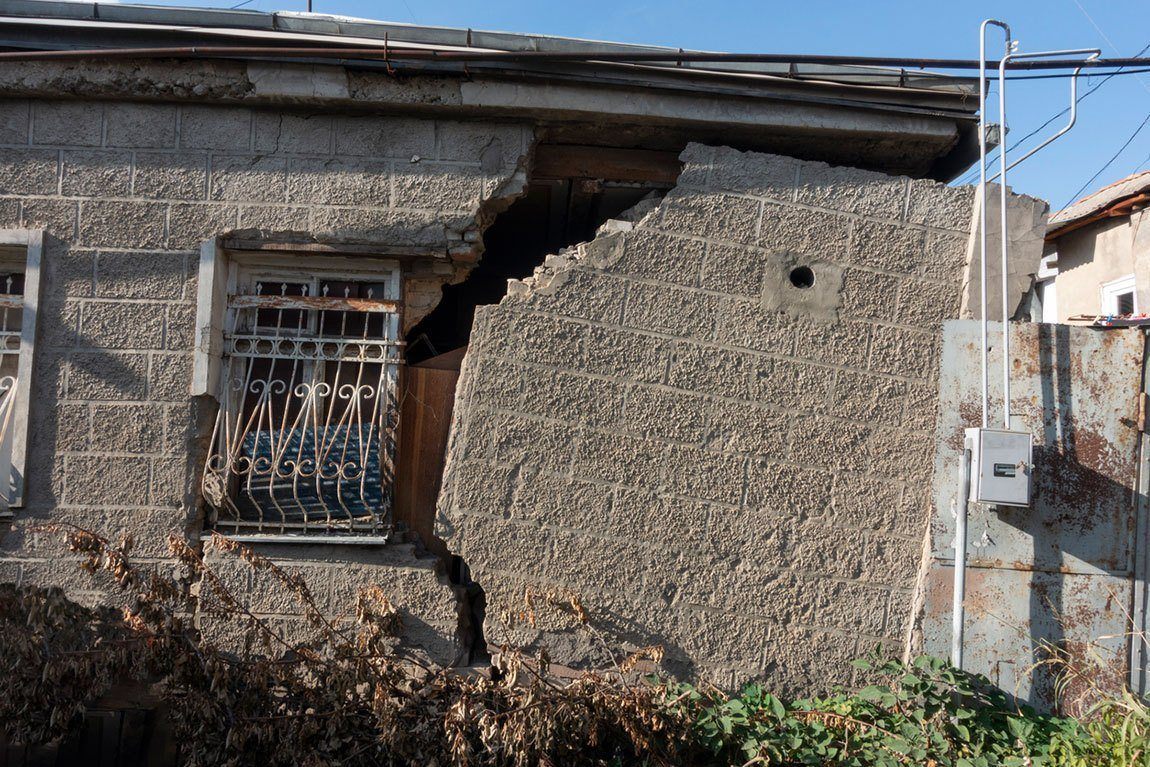 Casa afectada por un sismo