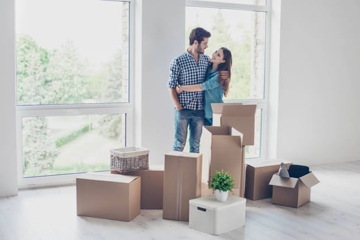 Pareja en su nueva casa