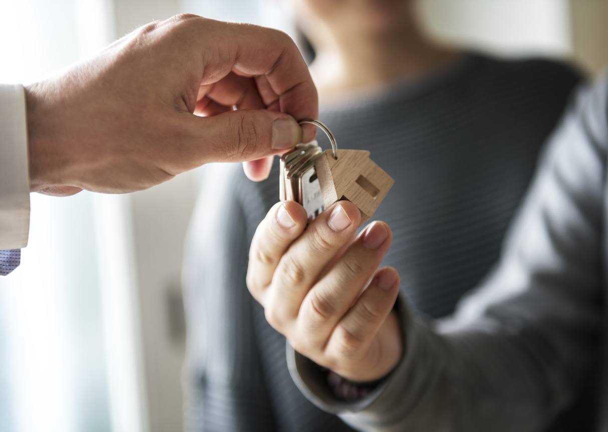 Persona recibiendo llaves de una casa