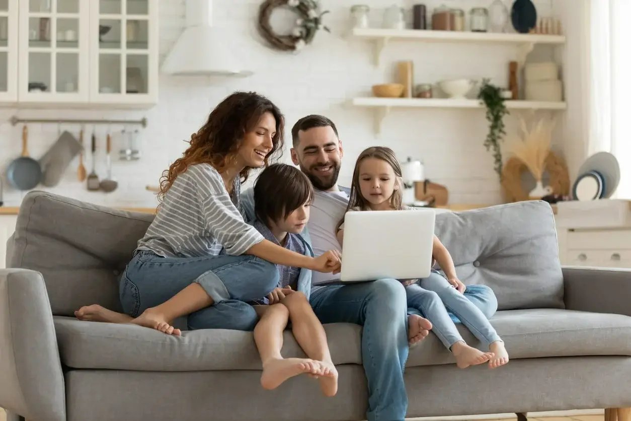 Familia buscando un crédito hipotecario