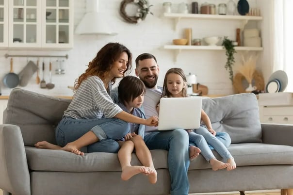 Familia adquiriendo un crédito hipotecario