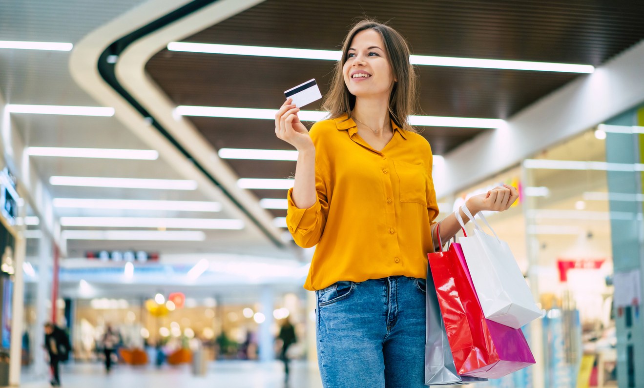 Mujer realizando compras en el Buen Fin 2022