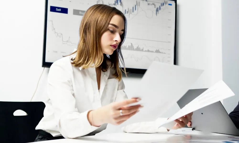 Mujer revisando ofertas hipotecarias durante el Buen Fin