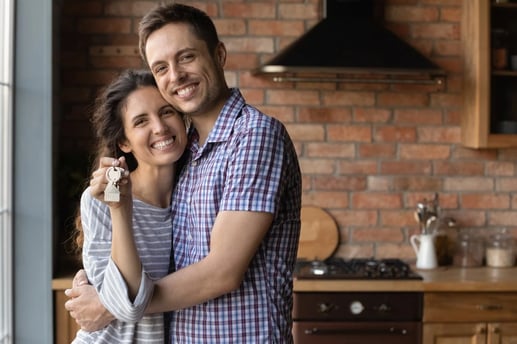 Pareja feliz en su nuevo hogar