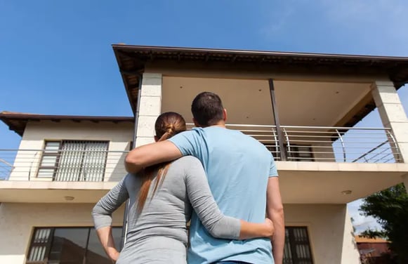 Pareja en exterior de una vivienda en México