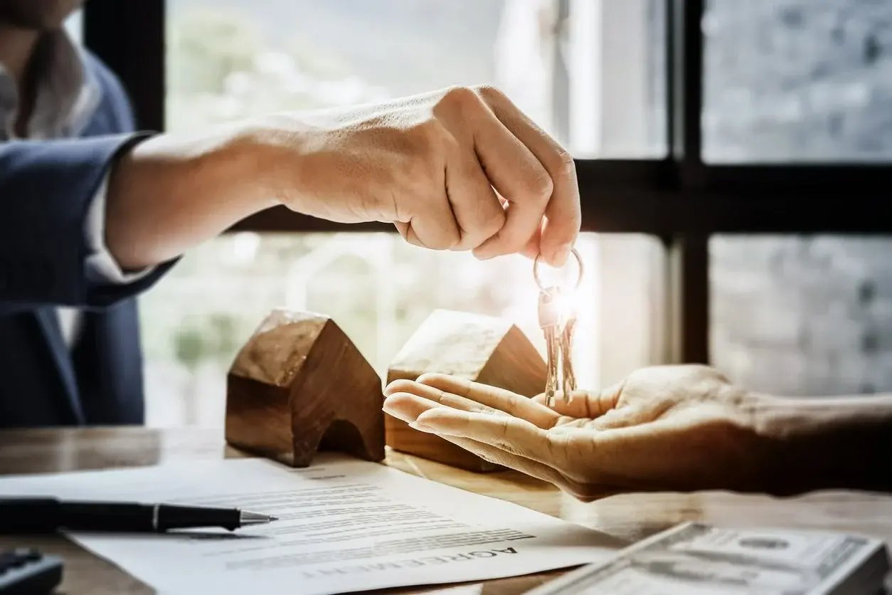 Persona entregando las llaves de una casa