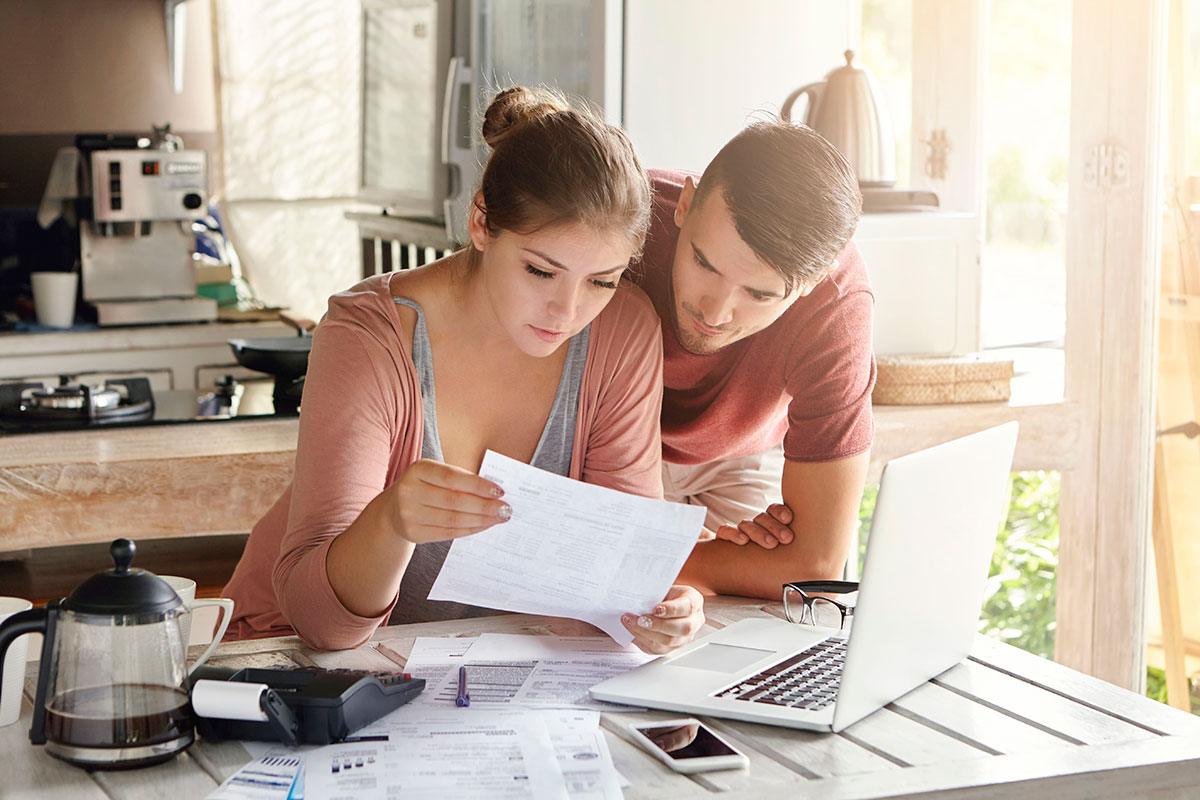 Pareja revisando documentos para un crédito hipotecario