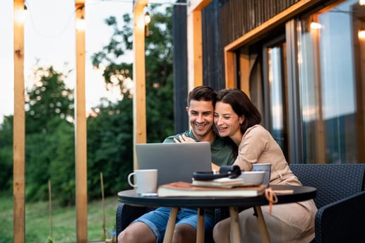 Pareja feliz con un crédito hipotecario