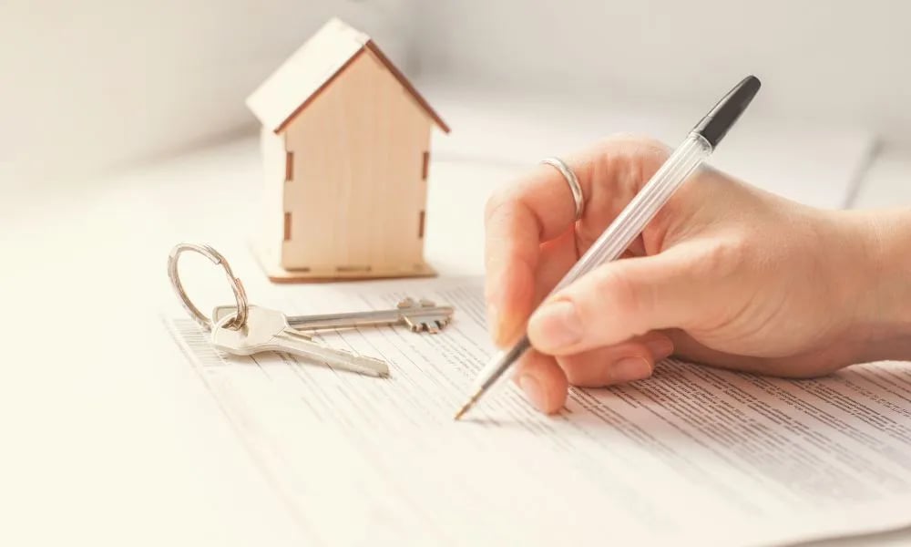 Persona firmando un leasing habitacional