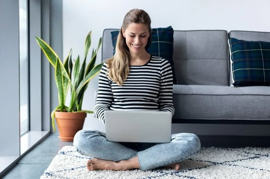 Mujer buscando un broker hipotecario