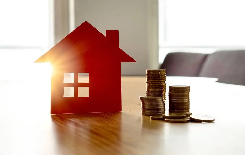 Casa sobre una mesa