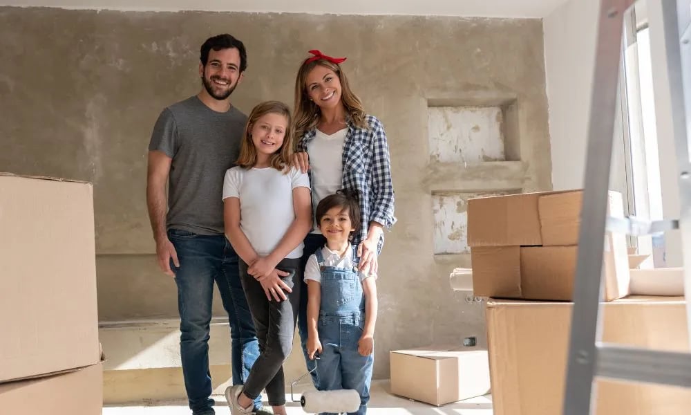 Familia en su casa remodelada