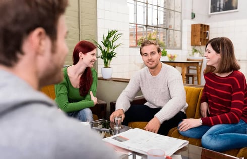 Amigos planeando la remodelación de una casa