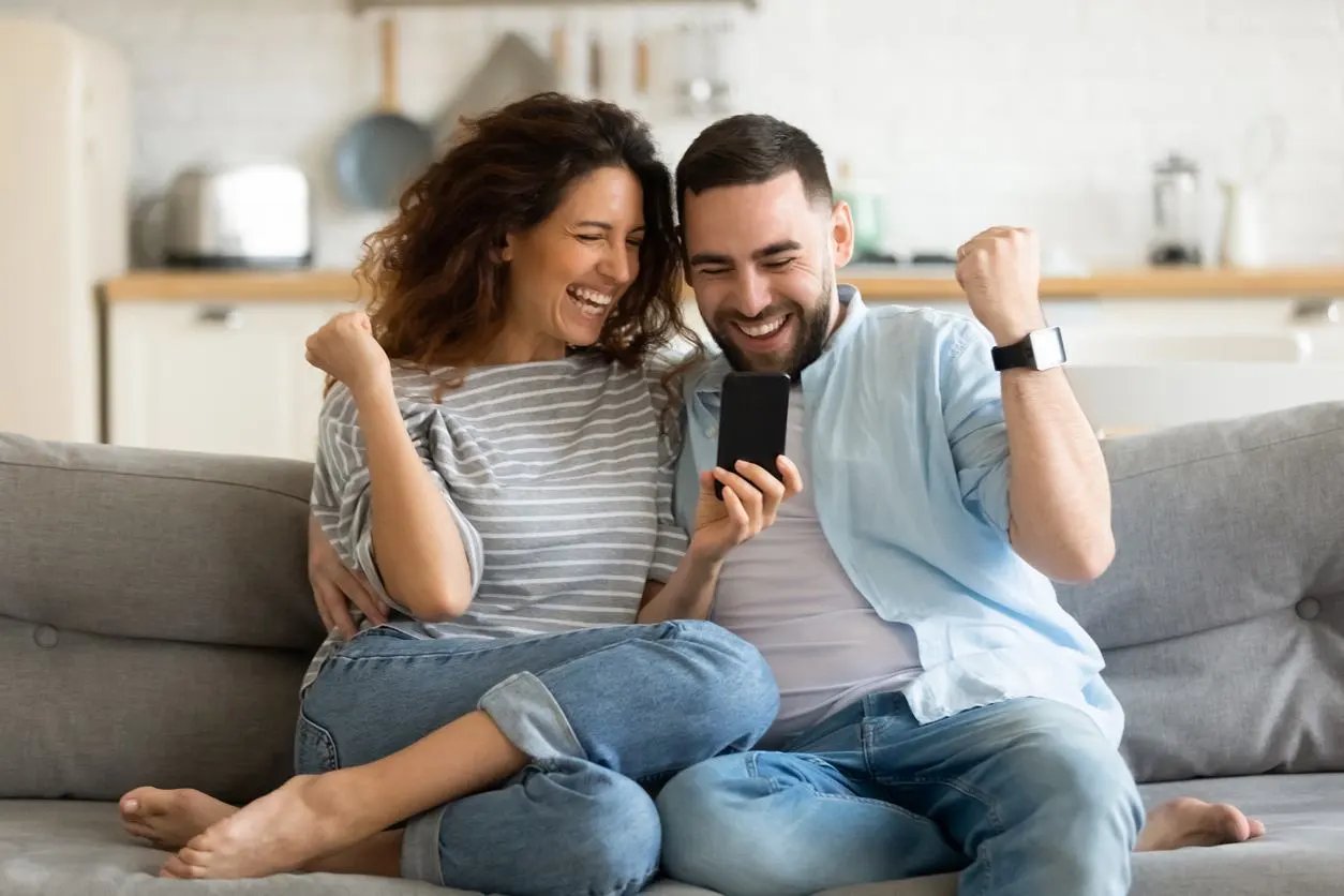 Pareja celebrando la firma de una hipoteca