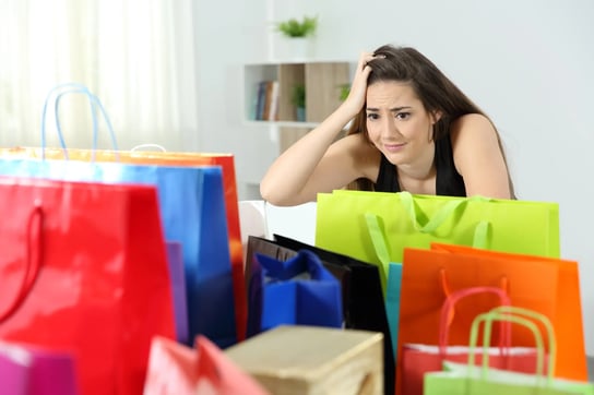 Mujer arrepentida por hacer compras