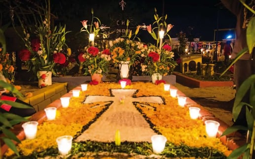 Camino del altar de Muertos