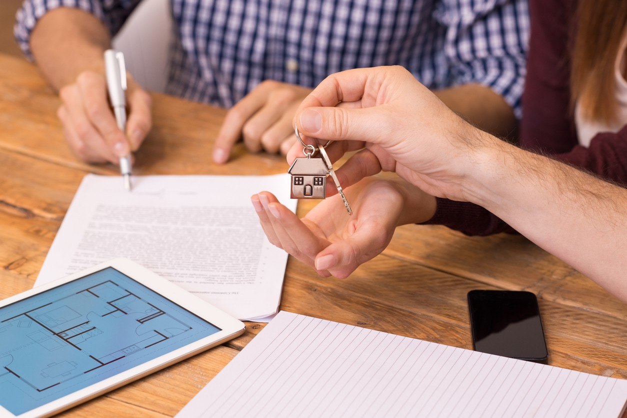 Persona entregando llaves de una vivienda