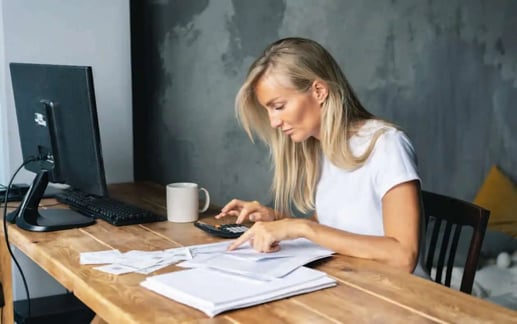 Mujer utilizando un precalificador hipotecario