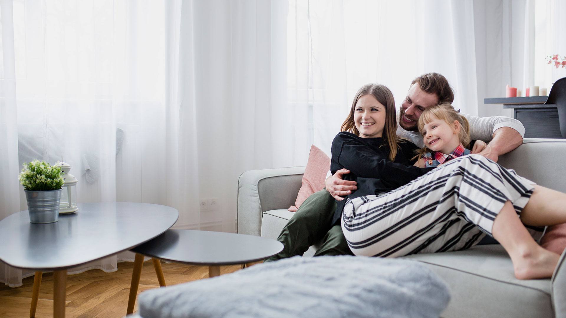 Familia enla sala de una casa