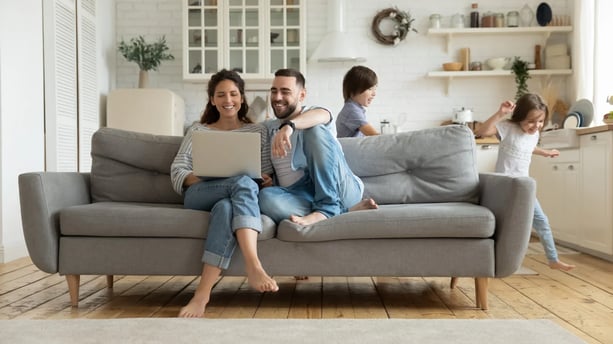 Familia buscando un refinanciamiento