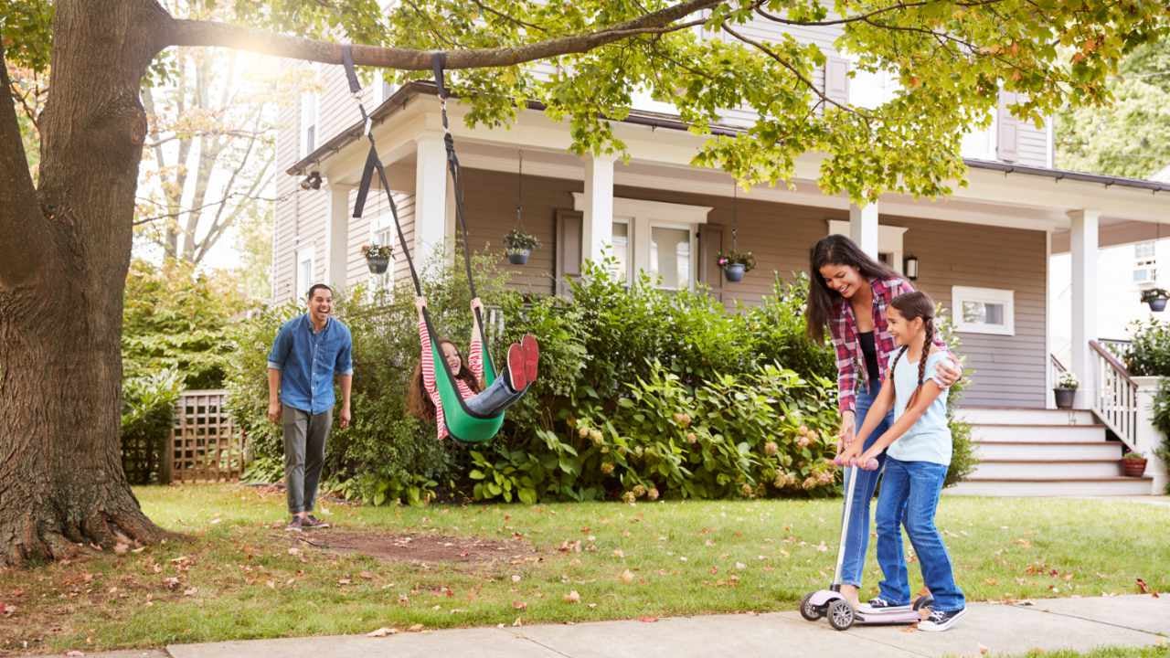 Niños jugando en el exterior de una casa