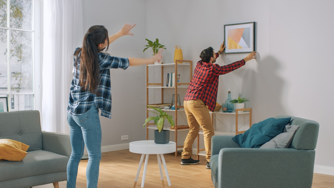 Pareja decorando su hogar