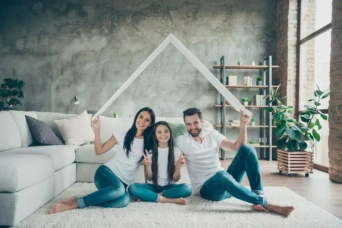 Familia en una casa