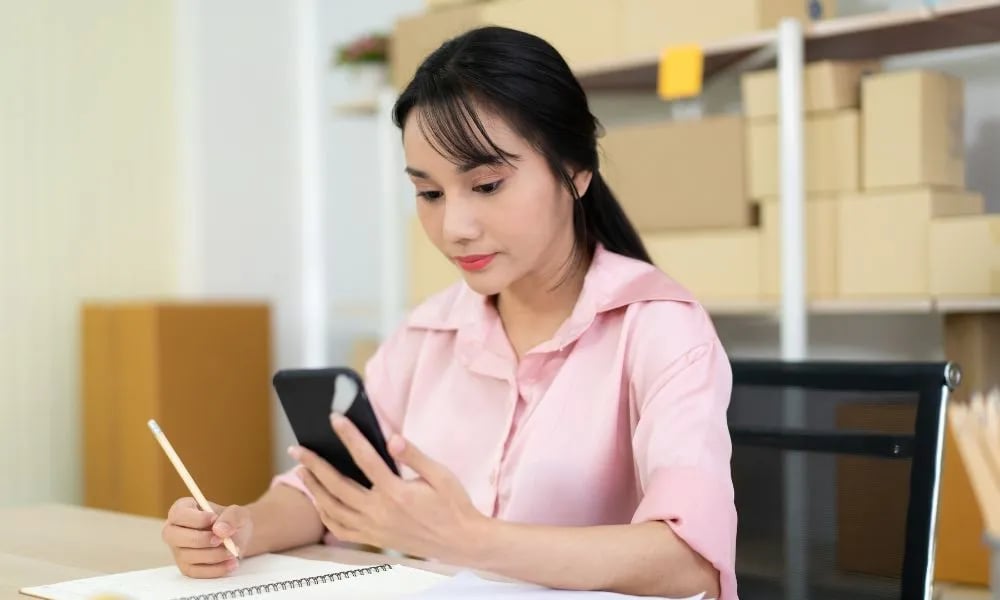 Mujer utilizando una calculadora hipotecaria