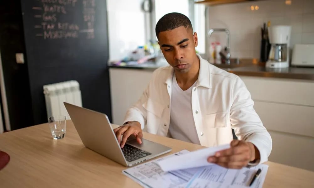 Hombre revisando sus finanzas personales