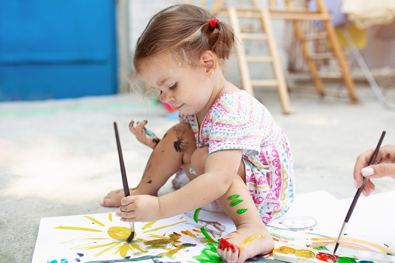 Niña pintando