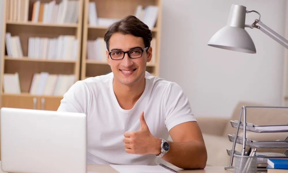 Hombre recibiendo la aprobación de un crédito hipotecario