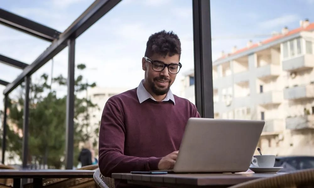 Hombre realizando una precalificación en Credimejora