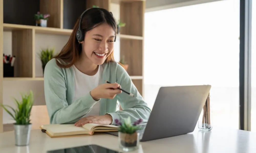 Mujer realizando una precalificación hipotecaria en su laptop