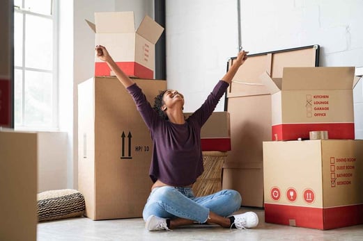 Mujer feliz en su nueva casa